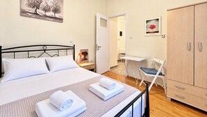 Quarto com cama, escrivaninha, cadeira e guarda-roupa.