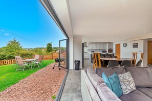 Ein moderner Wohnbereich mit Terrasse, Essbereich und Küche.