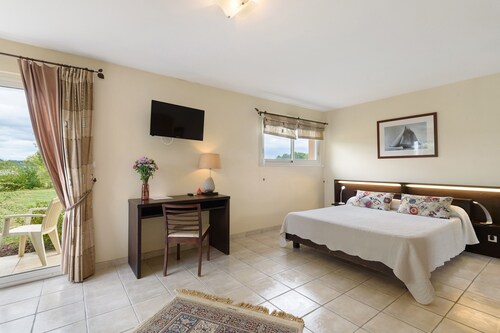 Bed and Breakfast 'La Coloniale - Chambre Perle' with Private Pool, Wi-Fi and Air Conditioning
