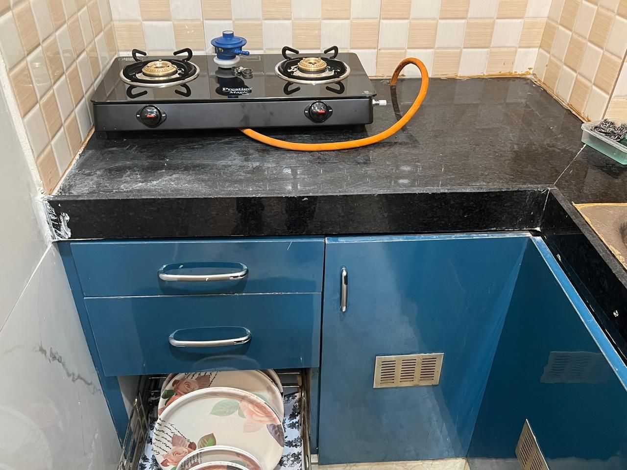 Apartamento Confort | Cocina privada | Frigorífico, microondas, horno y utensilios de cocina