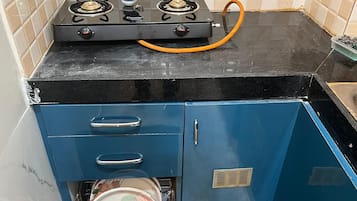 Apartamento Confort | Cocina privada | Frigorífico, microondas, horno y utensilios de cocina