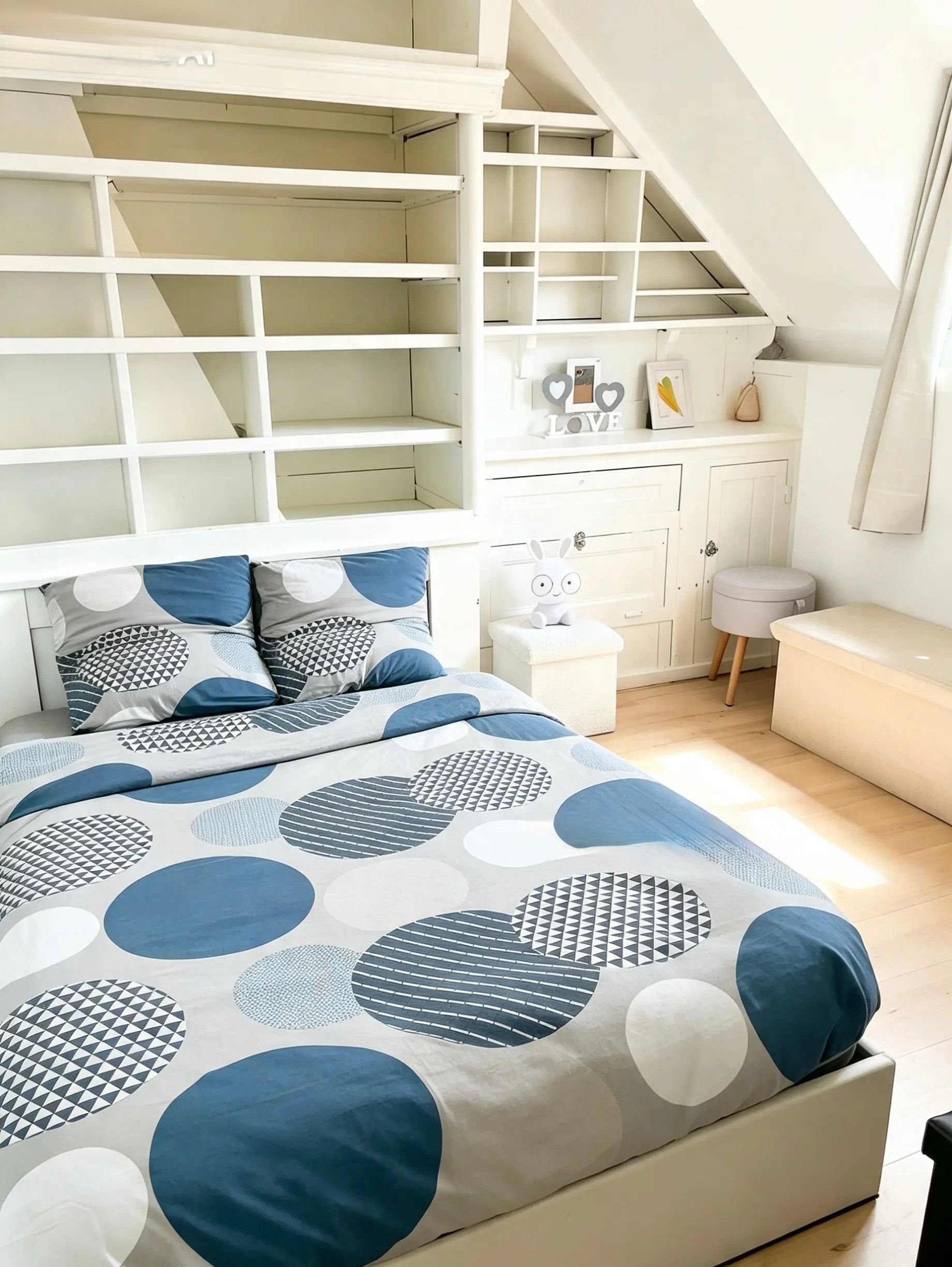 Ein Schlafzimmer mit Bett, Kommode, Sitzbank und Treppe.