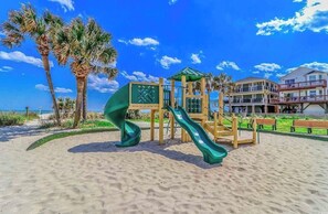 Children’s area - Beautiful 3 Bedroom 2 full bath overlooking Sandlapper lake site S2 Ocean Lakes (Myrtle Beach)