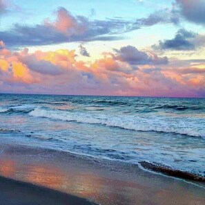 A beach with waves and a sunset sky. - Beautiful 3 Bedroom 2 full bath overlooking Sandlapper lake site S2 Ocean Lakes (Myrtle Beach)