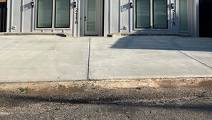 Een gebouw met twee verdiepingen, een symmetrische gevel, grote ramen en een plat dak.