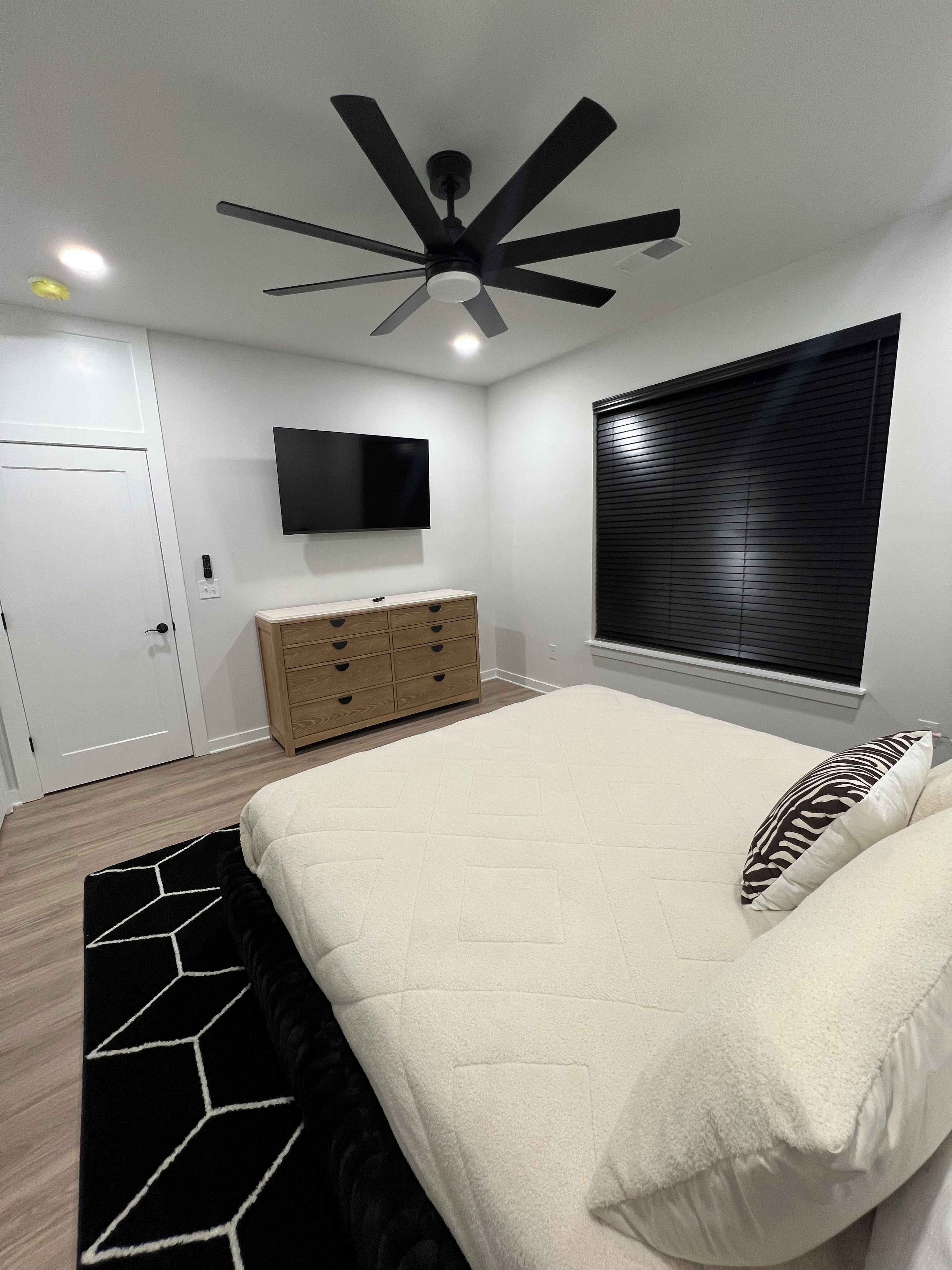 Iron/ironing board, WiFi, bed sheets