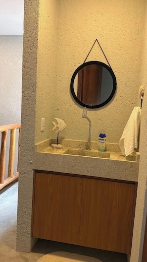 Casa | Banheiro | Chuveiro, toalhas de banho, papel higiênico 
