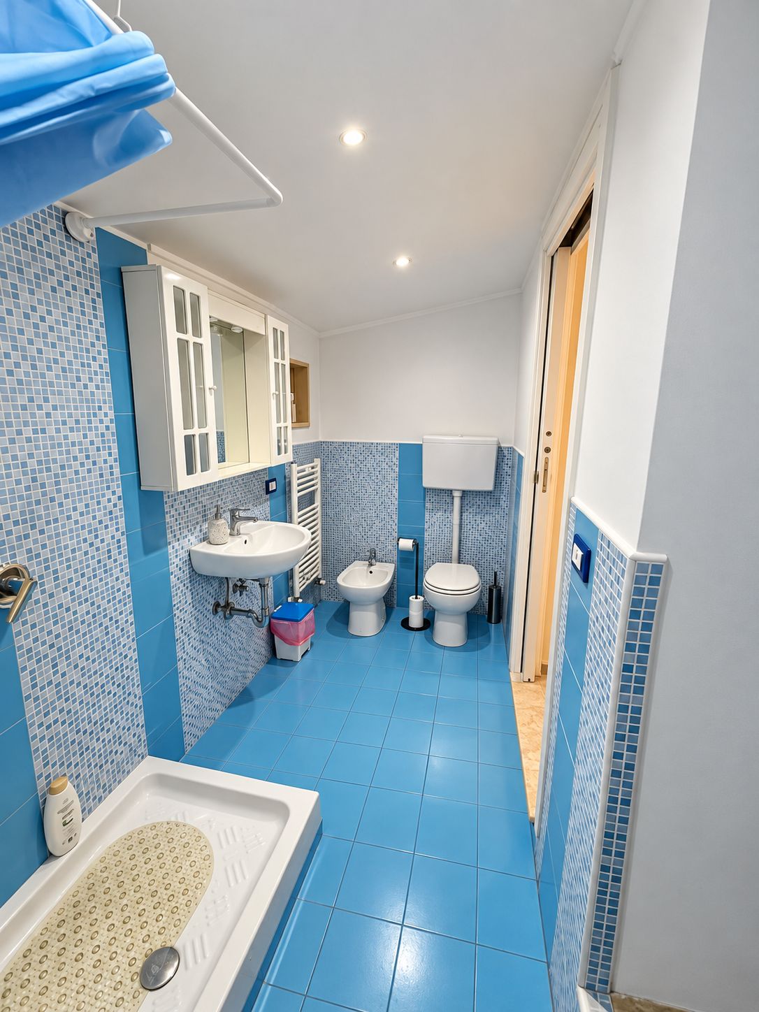Ein Badezimmer mit Badewanne, Waschbecken, Bidet, Toilette und Spiegel.