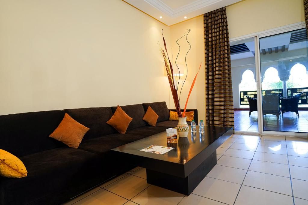 Suite superior, balcón, vista a la ciudad | Área de sala de estar