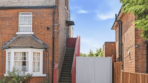 A brick house with a bay window, a small garden, and a wooden fence. - Heritage Room - (Egham Station 1 min walk) (Egham)