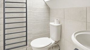 A bathroom with a toilet, a shower, and a sink. - Heritage Room - (Egham Station 1 min walk) (Egham)