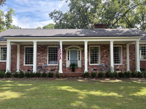 Serene 3-bedroom house with AC in charming Pittsview