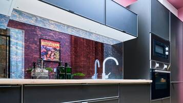 Coffee/tea maker, fridge, microwave, oven