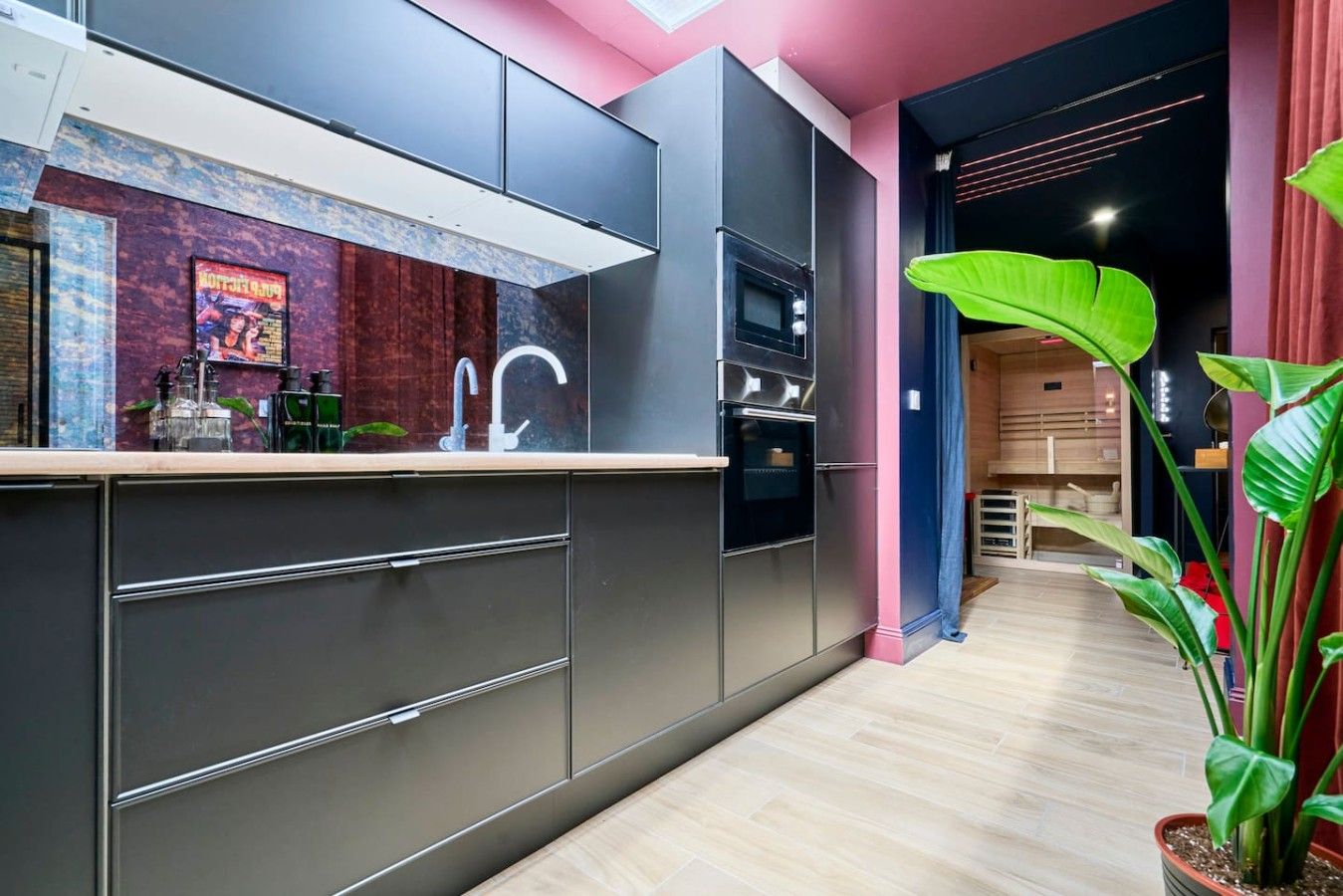 Een moderne keuken met een ingebouwde oven en een spoelbak.