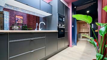 Een moderne keuken met een ingebouwde oven en een spoelbak.