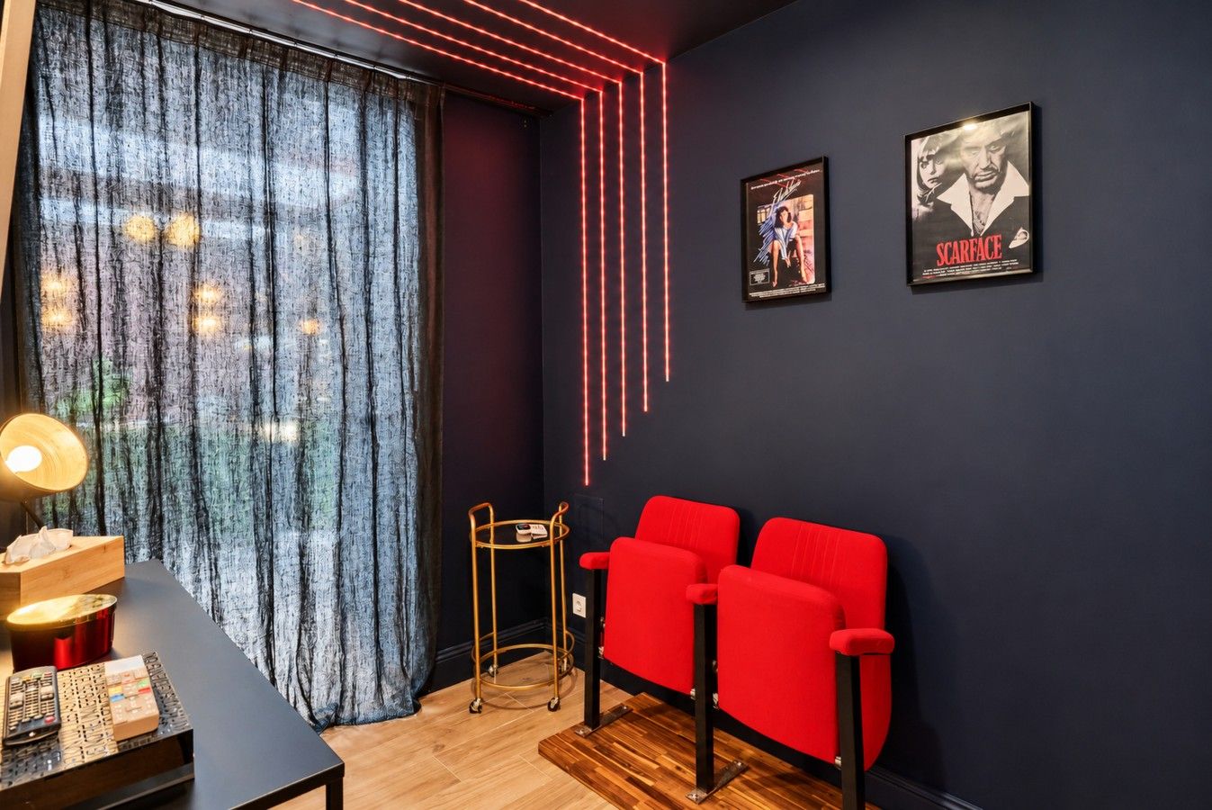 Salon — fauteuils de cinéma, affiches de films et desserte dorée