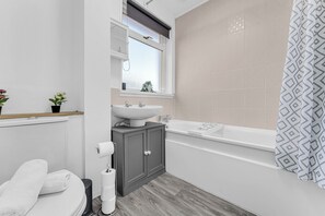 Bathroom - Arcade Machine | Games | Large House | Sleeps 6 (Coventry)