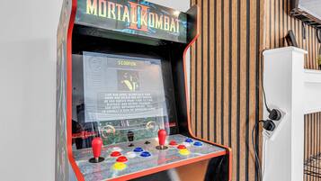 A vintage arcade machine for Mortal Kombat II with a control panel and instructions.