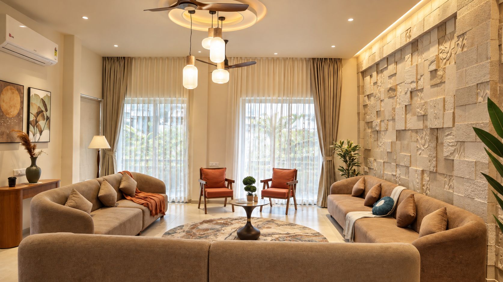 Un salon moderne avec deux canapés, une table basse et un ventilateur de plafond.