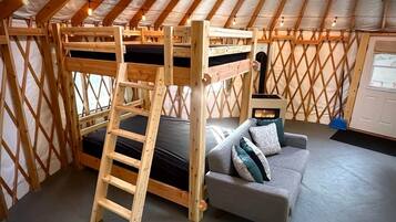 Um interior aconchegante com uma cama beliche, um sofá e uma lareira.