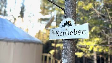 Une pancarte portant l’inscription « The Kennebec » est fixée à un arbre.
