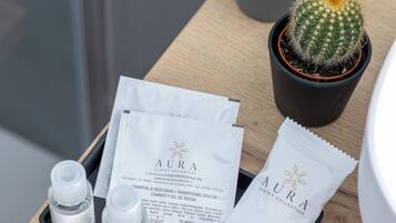 Un plateau contenant des produits de soins pour la peau et une petite plante succulente, le tout posé sur une surface en bois.