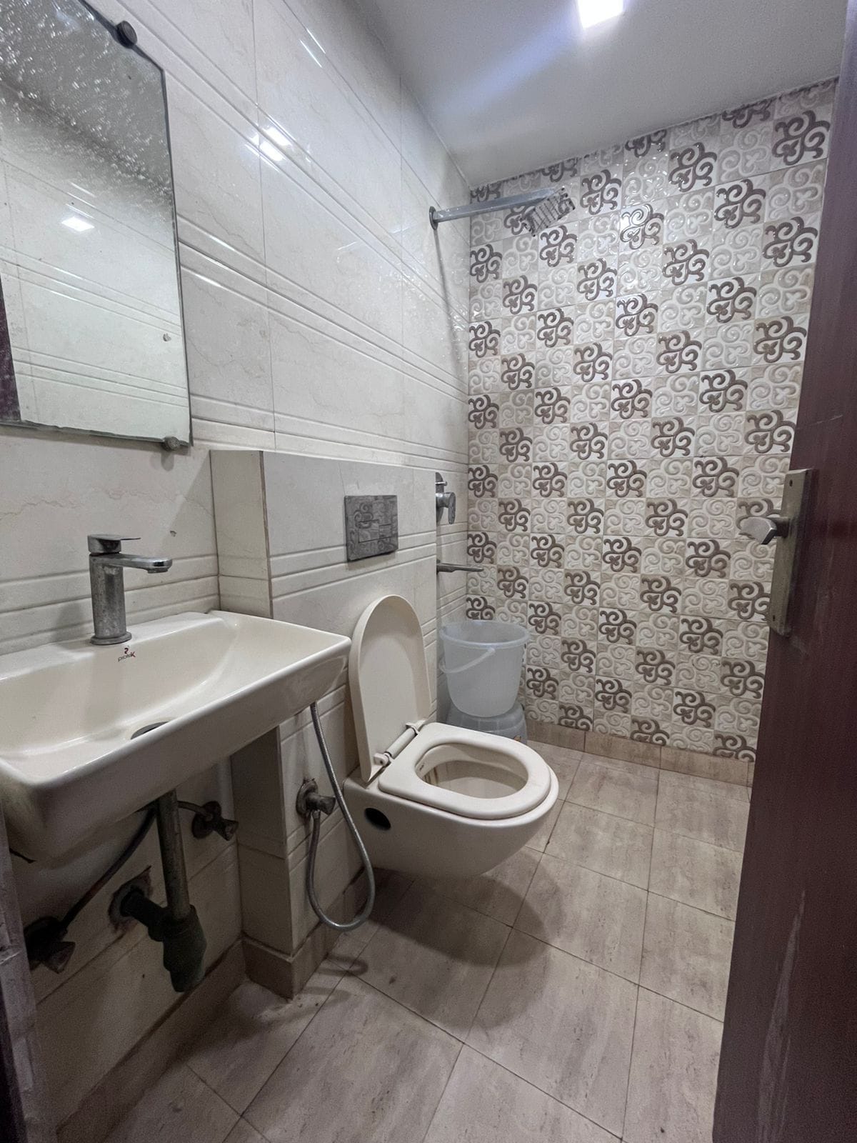 Comfort Double or Twin Room | Bathroom | Shower, free toiletries, towels, shampoo