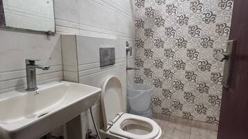 Comfort Double or Twin Room | Bathroom | Shower, free toiletries, towels, shampoo