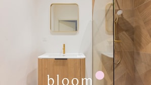 Een douche, een haardroger, handdoeken