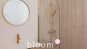 Een douche, een haardroger, handdoeken