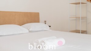 Een strijkplank/strijkijzer, reisbedje, wifi, beddengoed