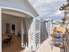 Outdoor dining - L'Émeraude Stanislas — Terrasse privée sur la Place Stanislas (Nancy)