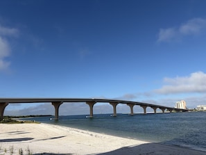 Eine Brücke über Wasser unter blauem Himmel.