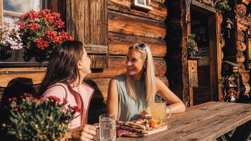 Apartamento, 1 habitación, vistas a la montaña | Restaurante al aire libre