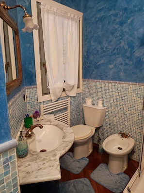 A bathroom with a marble sink, a toilet, a bidet, and a bathtub. - ELEGANT ACCOMMODATIONS IN AN 18TH-CENTURY PALACE, IDEAL FOR FAMILIES (Alessandria)