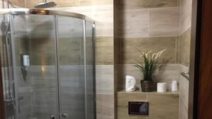 Kamar Quadruple | Kamar mandi | Shower, pengering rambut, handuk, dan sabun