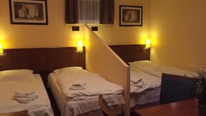 Kamar Quadruple | Meja kerja, setrika/meja setrika, dan Wi-Fi gratis