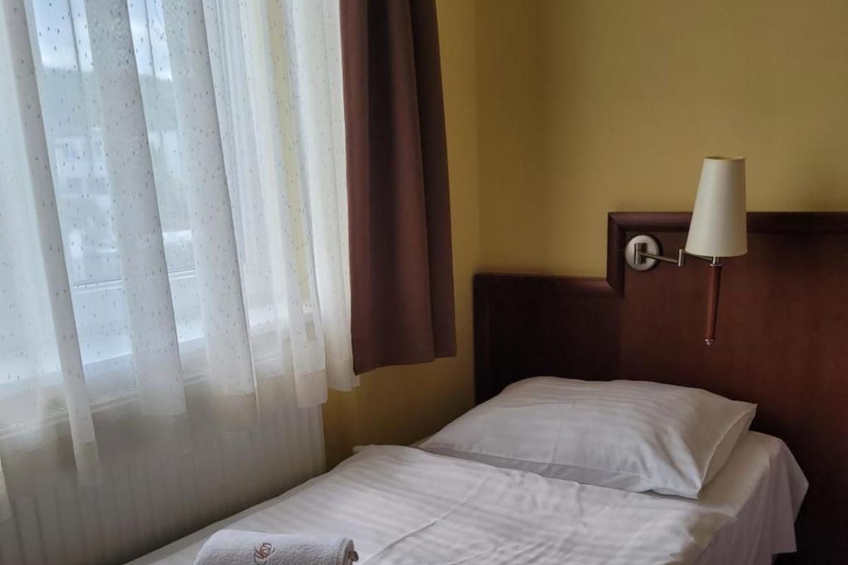 Habitación doble | Escritorio, tabla de planchar con plancha, wifi gratis y ropa de cama