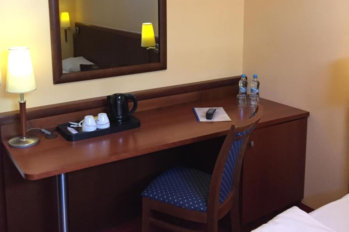 Escritorio, tabla de planchar con plancha, wifi gratis y ropa de cama