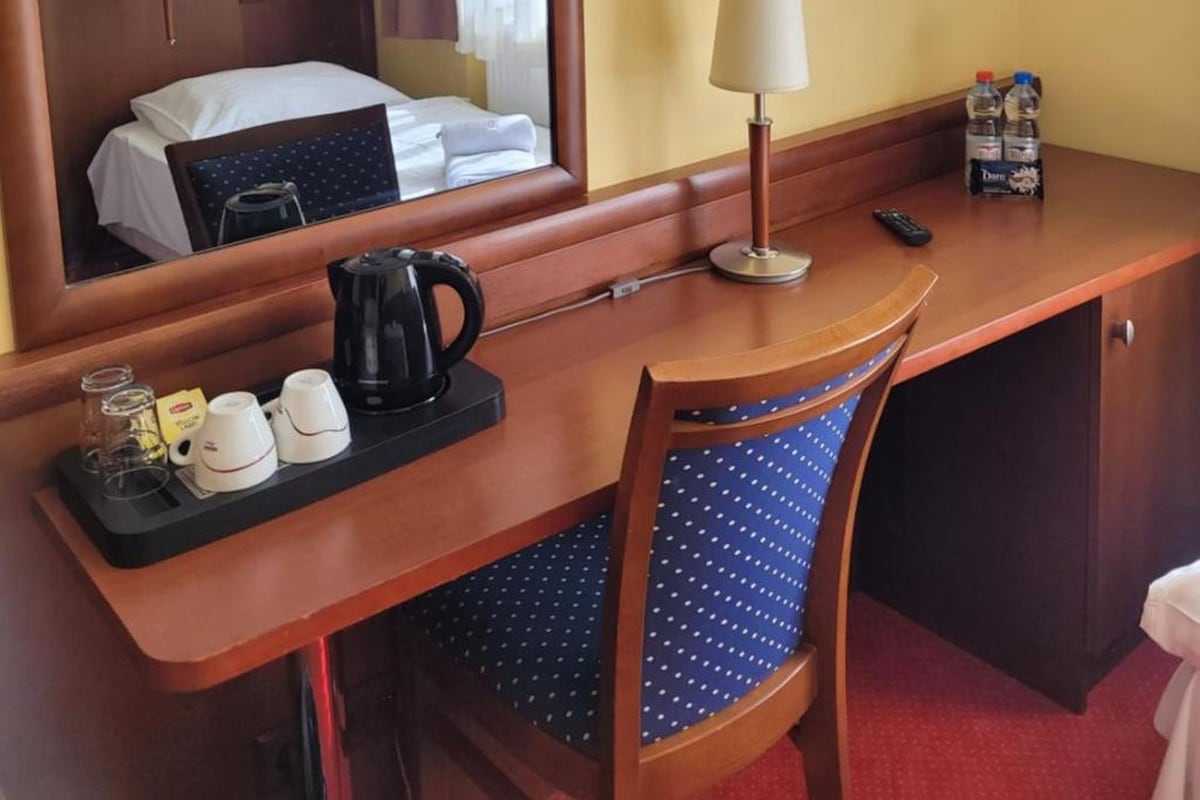 Escritorio, tabla de planchar con plancha, wifi gratis y ropa de cama