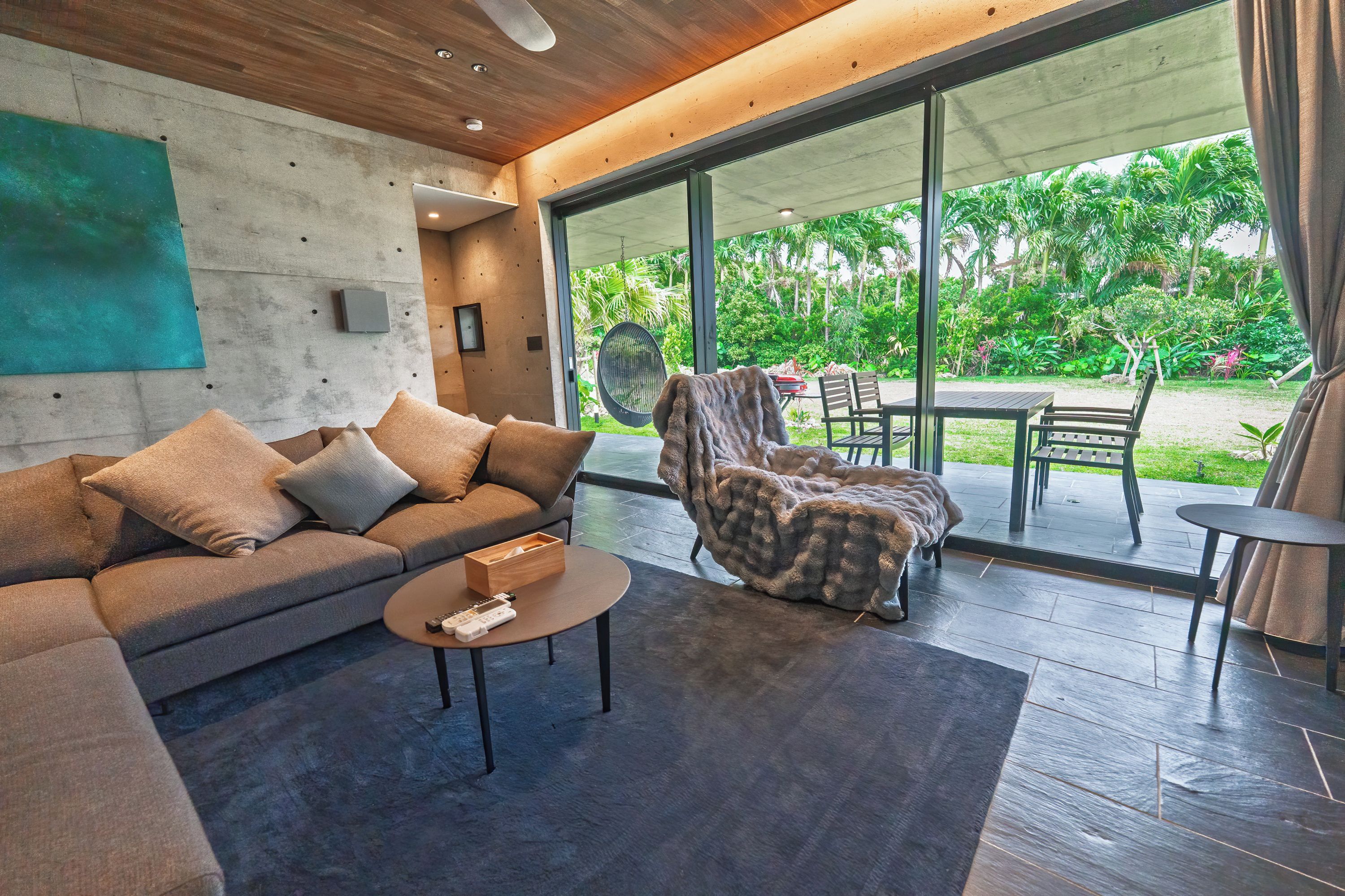 Uma sala de estar moderna com sofá, poltrona e mesa de centro.