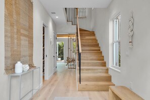 Eine moderne Treppe mit Holzstufen, die zu einer oberen Etage führt.