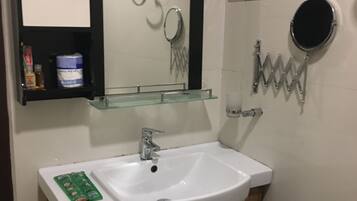 Douche, serviettes fournies, savon, papier toilette