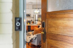 Une porte en bois avec un trou de serrure et une serrure moderne.