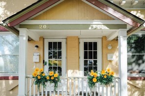Un bâtiment jaune avec les numéros 201 et 203 sur le porche.