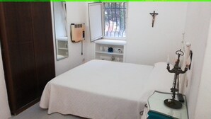 Room - TORRE SARACENA. Villa in Capri (M. Piccola) with beach access and a large terrace (Campania)