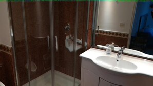 Bathroom - TORRE SARACENA. Villa in Capri (M. Piccola) with beach access and a large terrace (Campania)