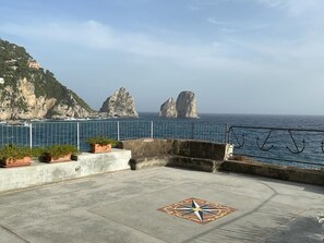 A coastal terrace with a view of rocky formations and the sea. - TORRE SARACENA. Villa in Capri (M. Piccola) with beach access and a large terrace (Campania)