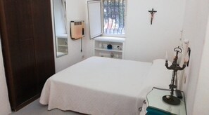 Room - TORRE SARACENA. Villa in Capri (M. Piccola) with beach access and a large terrace (Campania)