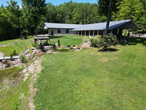Ein Haus mit überdachter Veranda und umzäunter Hof.